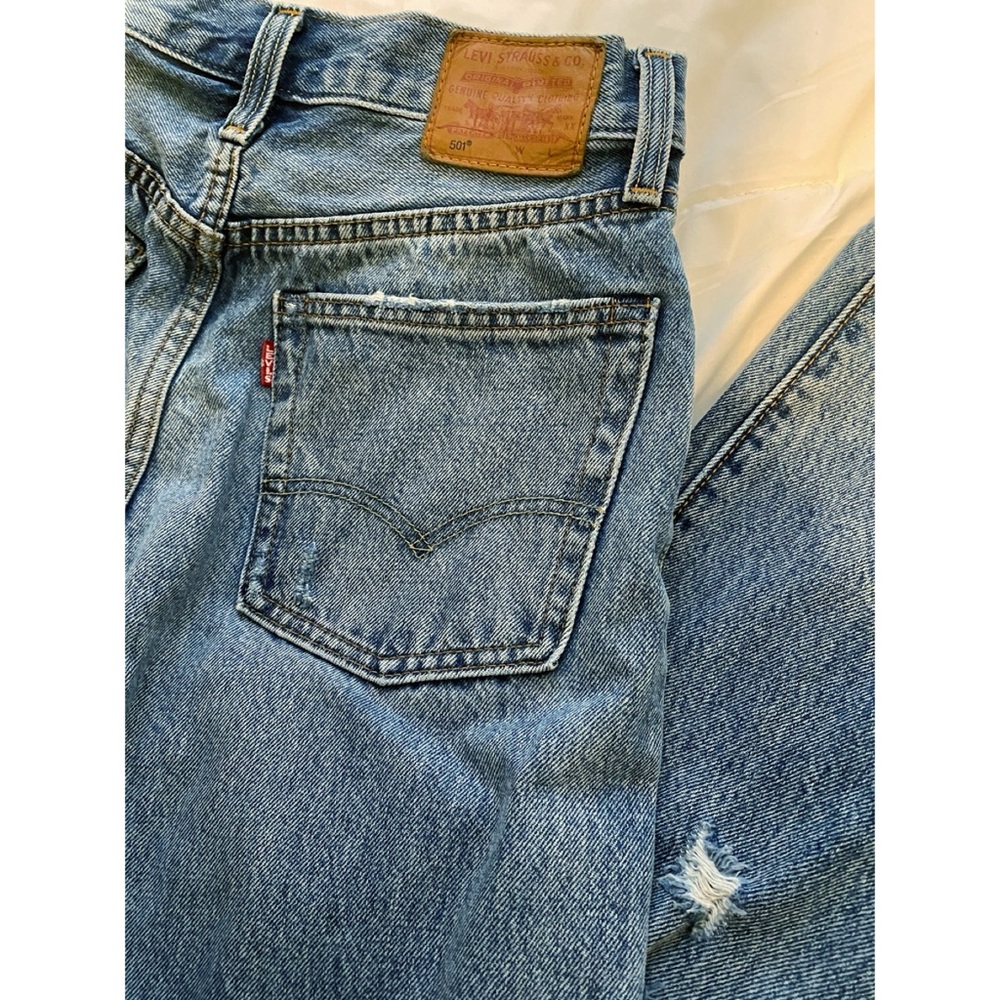 Levi’s 501 jeans in a size 25.